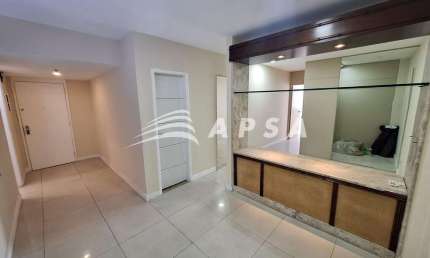 ÓTIMO CONJUNTO DE SALA COMERCIAL COM VISTA LINDA PARA A BAÍA DE GUANABARA LOCALIZADO PRÓXIMO A DUAS