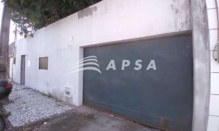 CASA AMPLA COM 05 VAGAS, 03  DORMITORIOS, QUINTAL, PISCINA, VARANDA .. ENTRE AS RUAS ANTONIO DE CAST