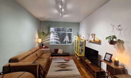 NO CORAÇÃO VIBRANTE DE COPACABANA, ENCONTRA-SE ESTE EXCELENTE APARTAMENTO DE 85M², UM VERDADEIRO REF