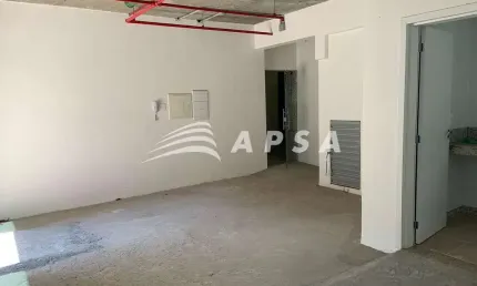 EXCELENTE SALA COMERCIAL DE 55,10 M² EM AREA COBERTA E 47,56M² EM AREA PRIVATIVA (DESCOBERTA), OFERE