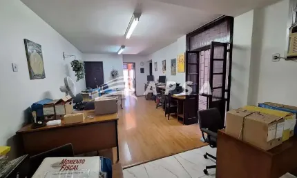 EXCELENTE SALA COMERCIAL NO CENTRO AMPLA E MOBILIADA, CONSTA COM MESAS DE MADEIRAS E CADEIRAS, UMA C