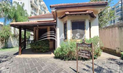 LINDA E VERSÁTIL PROPRIEDADE DISPONÍVEL PARA ALUGUEL NA FREGUESIA - JACAREPAGUÁ. COM 690M² CONSTRUÍD