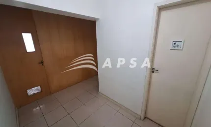 Excelente sala comercial,andar alto, frente para a praça saens pena, ar condicionado. dividida em re