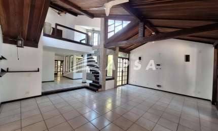 EXCELENTE CASA EM CONDOMÍNIO FECHADO BARRA DA TIJUCA  ESPETACULAR CASA EM ESTILO RÚSTICO NO CONDOMÍN