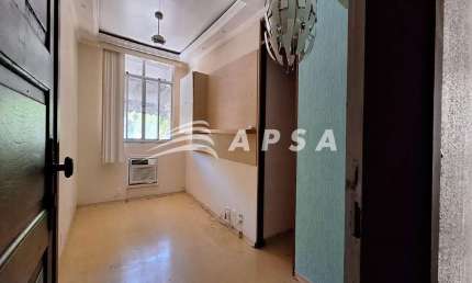 APARTAMENTO DE 2 QUARTOS, EM JACAREPAGUÁ, PARA ALUGUEL. O IMÓVEL POSSUI 56 M² E ESTÁ DIVIDIDO EM SAL