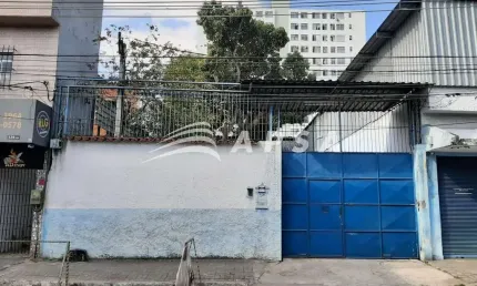 IMÓVEL COMERCIAL EM NILÓPOLIS. POSSUI UMA ÁREA DE MANOBRA E ESTACIONAMENTO. É POSSÍVEL A ENTRADA DE