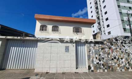 EXCELENTE CASA, CONTENDO 6 QUARTOS, 2 SUÍTES, LOCALIZADO NO CENTRO DE CASA AMARELA, IMÓVEL CONTENDO