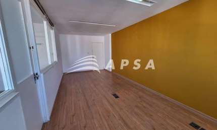 SALA COMERCIAL NO CENTRO. LOCALIZADA NO CORAÇÃO DA CIDADE, NA RENOMADA RUA DA LAPA, ESTA SALA COMERC