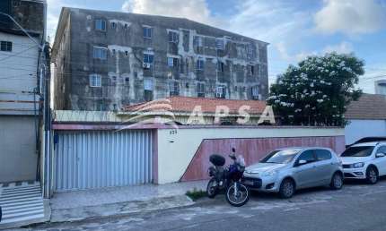 ALUGA CASA PLANA BEM PRÓXIMO A AVENIDA OLIVEIRA PAIVA. ÓTIMA PARA INSTALAR SEU NEGÓCIO. TERRENO COM