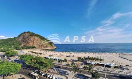 NO CORAÇÃO DA AVENIDA ATLÂNTICA 416, UM ELEGANTE APARTAMENTO SE ERGUE FRENTE À DESLUMBRANTE PRAIA DO