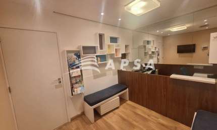 MARAVILHOSA SALA COMERCIAL NO COND. BARRA TRADE I, TODA REFORMADA, COM 44M², HALL DE ENTRADA, RECEPÇ