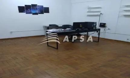 SALA AMPLA COM PISO DE TACO BEM NO CENTRO DE BELO HORIZONTE  2 ELEVADORES. 1BANHEIRO. PERTO DE LOJAS