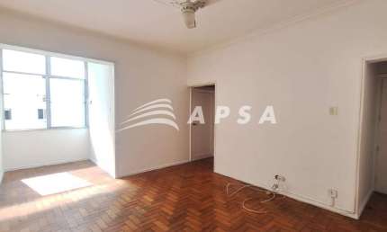 APARTAMENTO NO FLAMENGO, AO ENTRAR, VOCÊ É RECEBIDO POR UMA SALA ACONCHEGANTE, IDEAL PARA RELAXAR DE