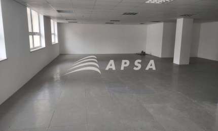 EXCELENTE SALA COMERCIAL EM IMPONENTE PRÉDIO CORPORATIVO, COM 3 ELEVADORES E PORTARIA 24 HORAS, NO C