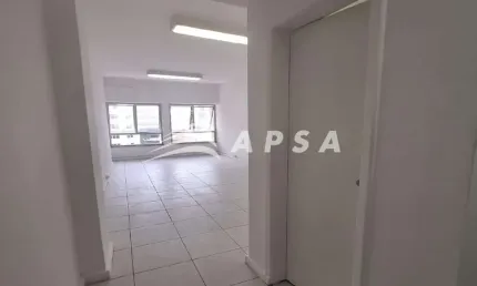 ESTA SALA COMERCIAL ESTÁ SITUADA EM PRÉDIO MISTO, OFERECENDO FLEXIBILIDADE DE USO TANTO PARA FINS CO