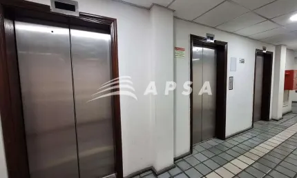 NO CORAÇÃO DO CENTRO, ESTA SALA COMERCIAL TOTALMENTE MOBILIADA PARA ALUGUEL É A SOLUÇÃO IDEAL PARA Q