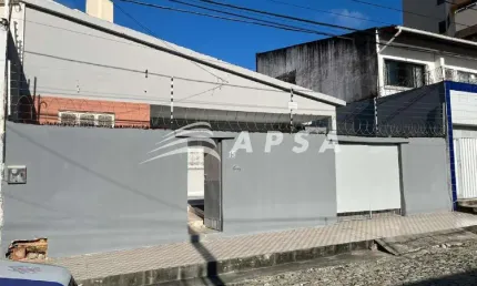 Casa plana. terreno 12 de frente por 20 de fundos. área terreno 240m².área construída 120m². garagem