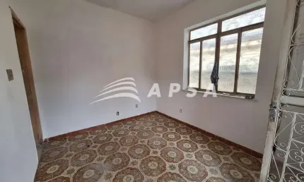 EM UMA RUA CALMA E BEM LOCALIZADA, ESTA CASA ESPAÇOSA PARA ALUGUEL É PERFEITA PARA QUEM BUSCA TRANQU