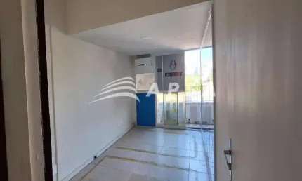 EXCELENTE SALA COMERCIAL, NA COBERTURA DO RIVIERA CENTER - BARRA DA TIJUCA. COM 67M², O IMÓVEL É DIV