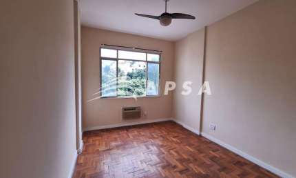NO CHARMOSO BAIRRO DE FÁTIMA, EM UMA RUA TRANQUILA E ACOLHEDORA, ESTE APARTAMENTO CONJUGADO TOTALMEN