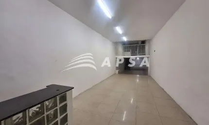 EM UMA DAS RUAS MAIS MOVIMENTADAS DO CATETE, BRILHA UMA LOJA DE RUA COM 300M² DISTRIBUÍDOS EM TRÊS A