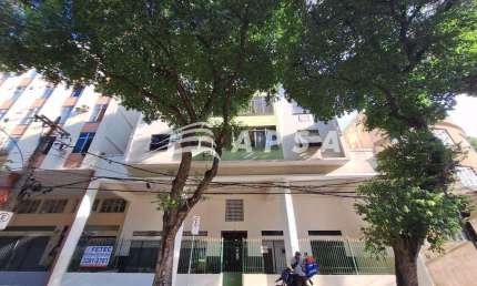 ÓTIMO APARTAMENTO PARA LOCAÇÃO! IMÓVEL COM SALA AMPLA, SACADA FECHADA COM JANELAS, 2 QUARTOS, BANHEI