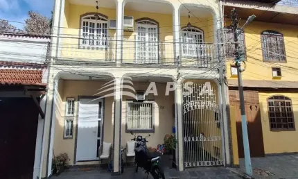 EXCELENTE CASA TÉRREA, 03 QUARTOS, DISPONÍVEL PARA LOCAÇÃO, NA FREGUESIA - JACAREPAGUÁ. COM 110M², O