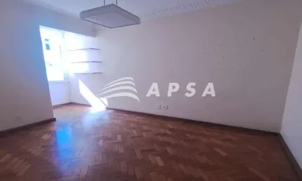APARTAMENTO EM COPACABANA SURPREENDE POR DENTRO. AO ABRIR A PORTA, VOCÊ SE DEPARA COM UMA SALA AMPLA