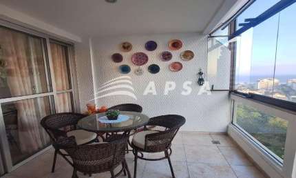 APARTAMENTO NA BARRA. AO ENTRAR, VOCÊ É RECEBIDO POR UMA SALA AMPLA E ILUMINADA, PERFEITA PARA RECEB