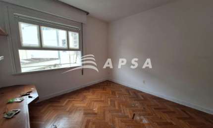 EM MEIO AO CHARME DA RUA DO HUMAITÁ, ENCONTRA-SE UM LINDO APARTAMENTO DE 2 QUARTOS QUE COMBINA CONFO