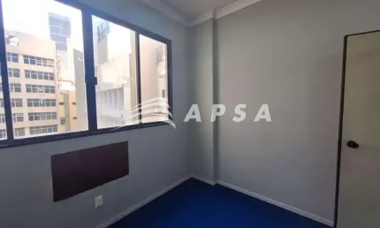 No coração da cidade e cercada por toda a conveniência do comércio local, esta sala comercial reform