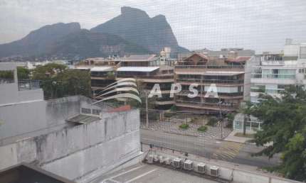 ESTE APARTAMENTO ACONCHEGANTE OFERECE UMA VISTA MARAVILHOSA PARA A PEDRA DA GÁVEA E FICA EM FRENTE À
