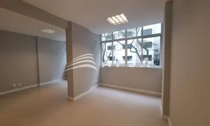 Apresentamos uma sala comercial recém-reformada para aluguel, perfeita para quem busca um espaço mod