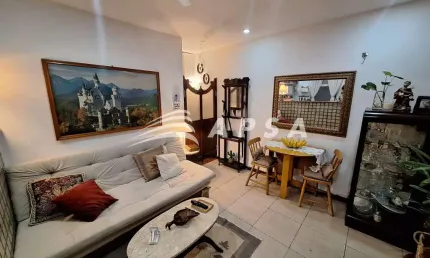 Imagine morar a apenas uma quadra do mar, em um apartamento quarto e sala cheio de charme e conforto