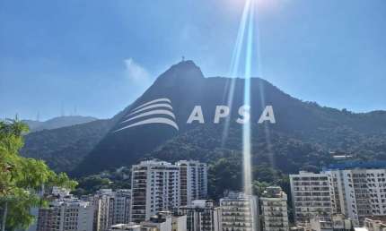 EM UMA DAS RUAS MAIS EXCLUSIVAS E SILENCIOSAS DA CIDADE, A CASUARINA, ESTA CASA DE ALTO PADRÃO É UM