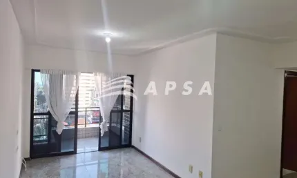 EXCELENTE APARTAMENTO, NO CORAÇÃO DA PONTA VERDE, COMPOSTO POR SALA EM L, VARANDA, 03 QUARTOS, SENDO