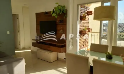 APARTAMENTO DE 60M² COM 2 QUARTOS, SENDO 1 SUÍTE COM CLOSET E ESPELHO, ALÉM DE VARANDA. POSSUI 1 VAG