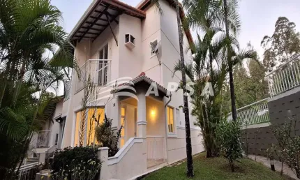 MAGNÍFICA CASA DUPLEX, NO CONDOMÍNIO DEL MONTE - FREGUESIA - JACAREPAGUÁ. SÃO 180M² DISTRIBUÍDOS EM