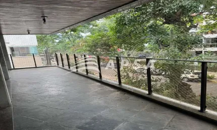 MARAVILHOSO APARTAMENTO NA BARRA DA TIJUCA. COM 127M², O IMÓVEL É COMPOSTO POR VARANDÃO, SALÃO EM 2