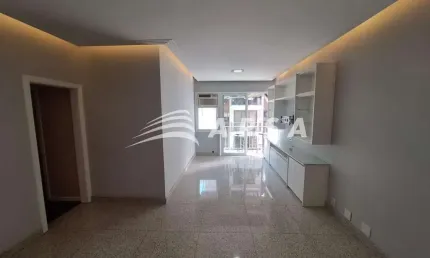 EM UMA DAS RUAS MAIS TRANQUILAS DE COPACABANA, O APARTAMENTO DOS SONHOS TE ESPERA NA CHARMOSA POMPEU