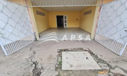 CASA NA PARANGABA COM 1 SUÍTE, SALA DE ESTAR, PEQUENO QUINTAL, COZINHA FUNCIONAL COM BALCÃO E GARAGE