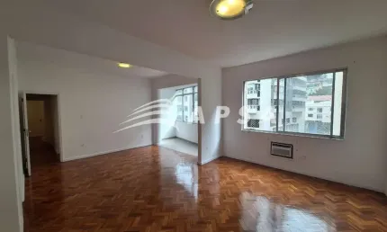 EM UMA DAS RUAS MAIS CHARMOSAS E ARBORIZADAS DA CIDADE, ENCONTRA-SE ESTE MAGNÍFICO APARTAMENTO DE 15
