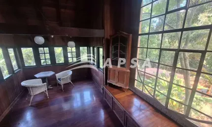 Em meio ao charme do bairro da gávea, esta casa tipo loft encanta com sua vista livre e para o mar.