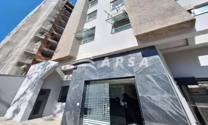 Sala comercial com mobília em sucupira pronta para quem busca um local montado para trabalhar.com 30