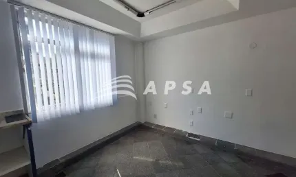 No coração da tijuca, dentro de uma galeria movimentada e de fácil acesso, esta sala comercial é per