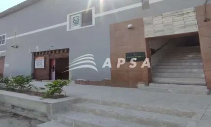 Loja comercial muito bem estruturada, sem nenhum tipo de obra para fazer. 2 portas de entrada, 1 ban