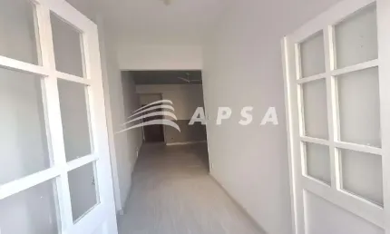 Apartamento em botafogo. ao entrar, você é recebido por uma sala ampla, perfeita para receber amigos