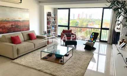 Num condomínio clube completo, um apartamento espaçoso, 150m²,  claro e arejado oferece conforto em