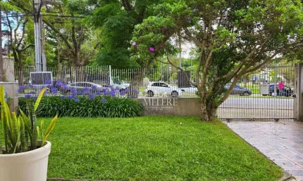 Casa TERREA EM FRENTE A PRAÇA 29 DE MARÇO com 4 dormitórios à venda, 230 m² por R$ 2.150.000  Bigorrilho  Mercês - Curitiba/PR
