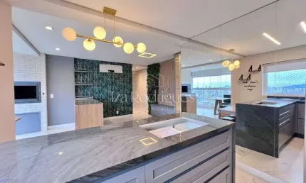 Apartamento com 1 suíte + 2 demi suíte semi mobiliado no bairro Ressacada